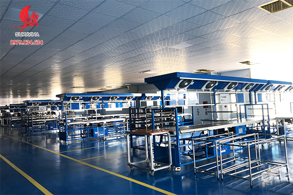 Hình ảnh layout sắp xếp bàn thao tác trong xưởng sản xuất linh kiện điện tử 